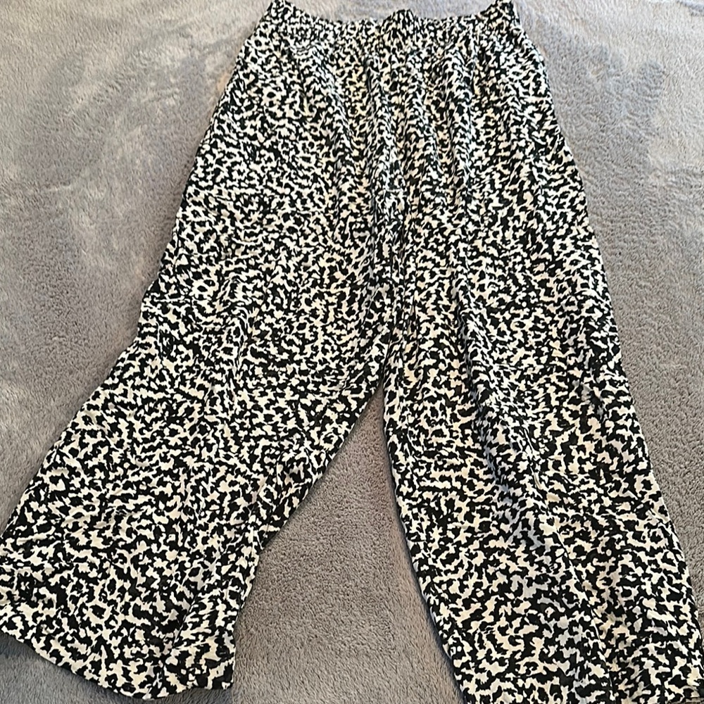 H &M Black and White Patterned cropped viscose Pants